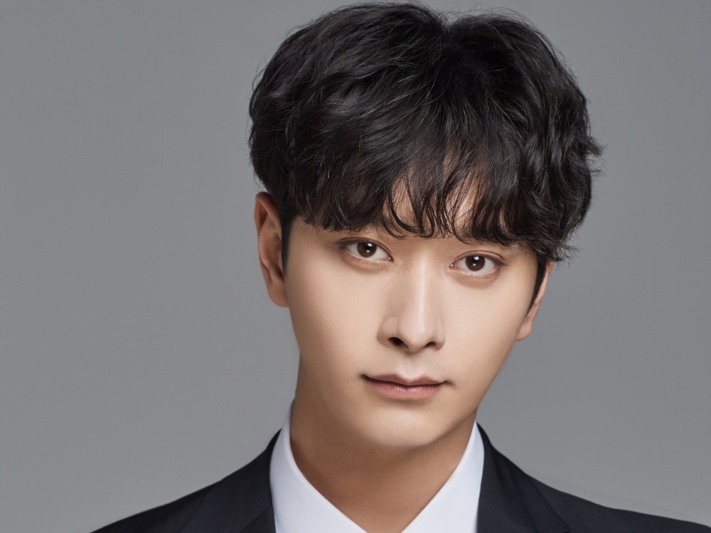 He decided to end his contract with JYP Entertainment in January and to focus on his bride-to-be's pregnancy.