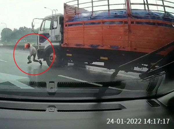 A young motorcyclist tripped from his bike and managed to dodge from running over by a lorry.