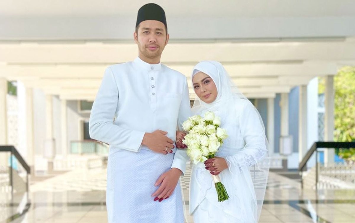 Actress and tv personality Zulin Aziz and her husband were grateful to find each other, hoped to build an eternity marriage together.
